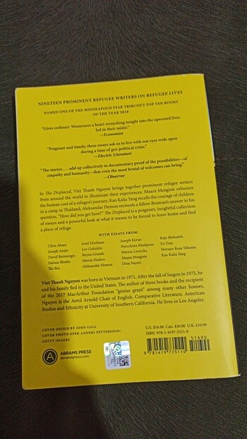  Beden THE DISPLACED: Refugee Writers on Refugee Lives - Vıet Thanh Ngu