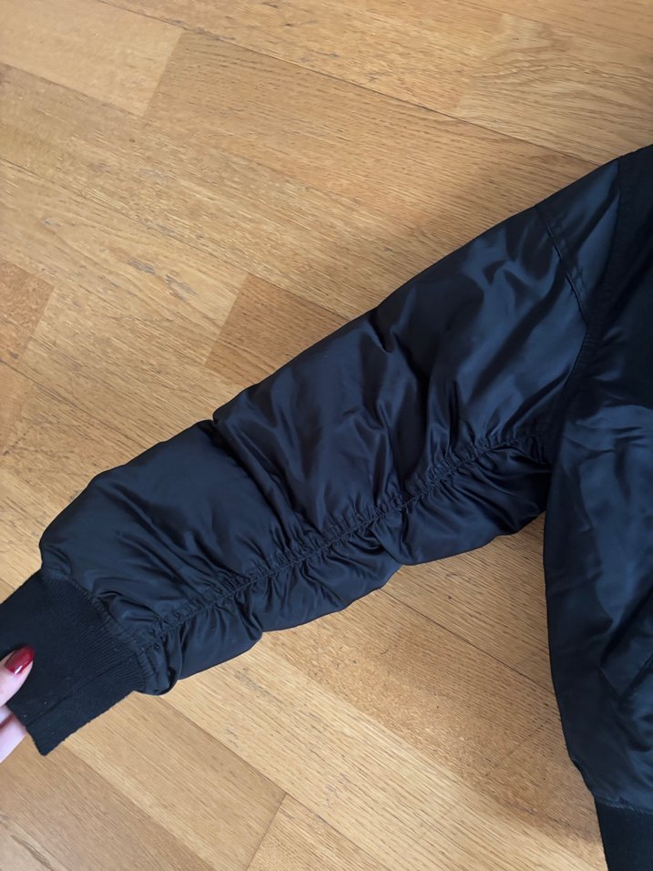 Sokak Stili Siyah Kürklü Kadın Ceket - Görsel 3