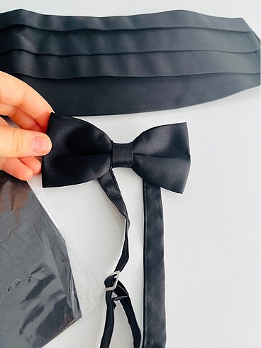 Kuşak papyon ve cep mendili hepsi etiketlidir. - Görsel 3