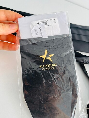 Kuşak papyon ve cep mendili hepsi etiketlidir. - Görsel 4