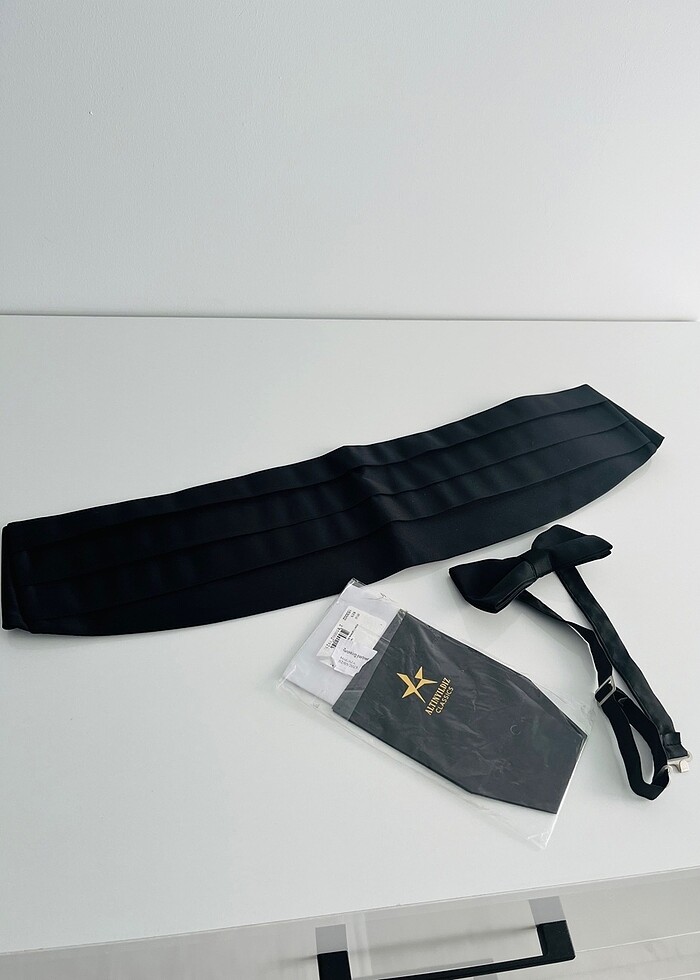 Kuşak papyon ve cep mendili hepsi etiketlidir. - Görsel 2