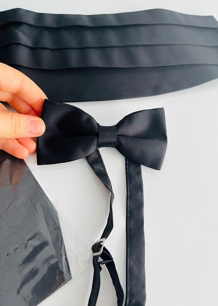 Kuşak papyon ve cep mendili hepsi etiketlidir. - Görsel 3