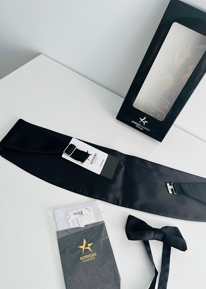 Kuşak papyon ve cep mendili hepsi etiketlidir. - Görsel 5