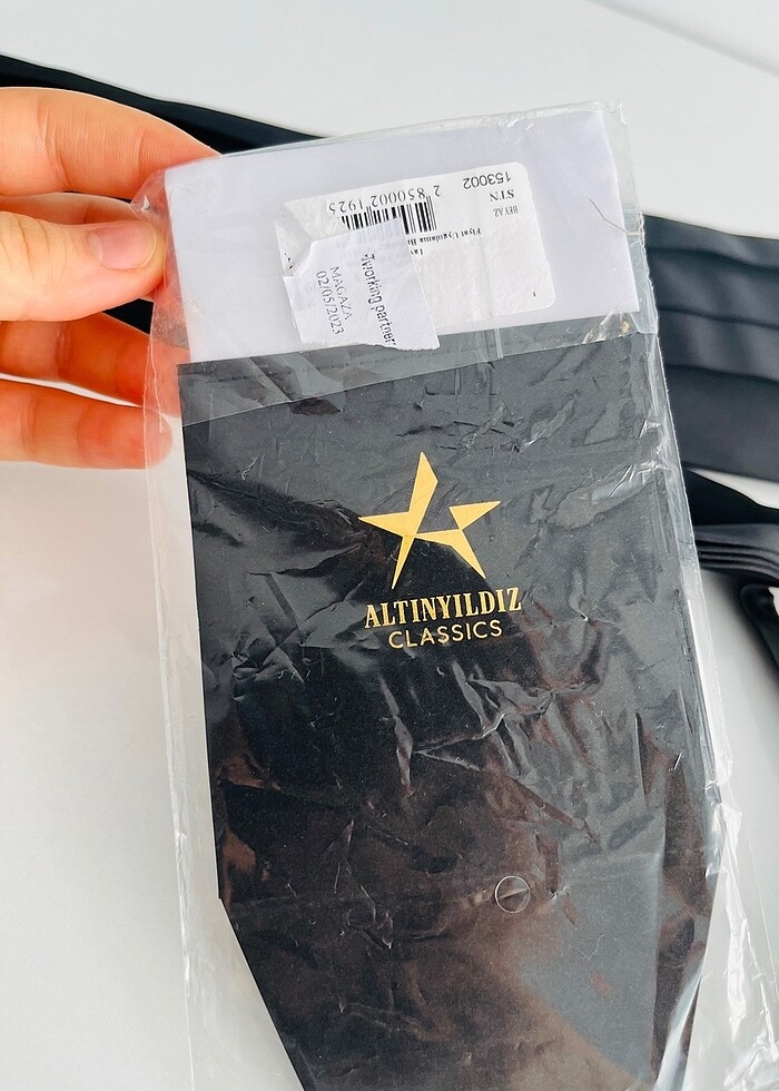 Kuşak papyon ve cep mendili hepsi etiketlidir. - Görsel 4