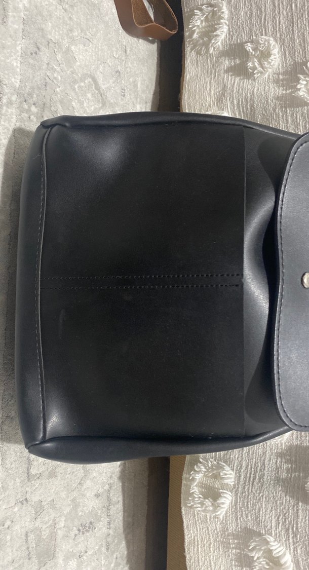 Tokalı Siyah Deri Kadın Sırt Çantası - Görsel 4