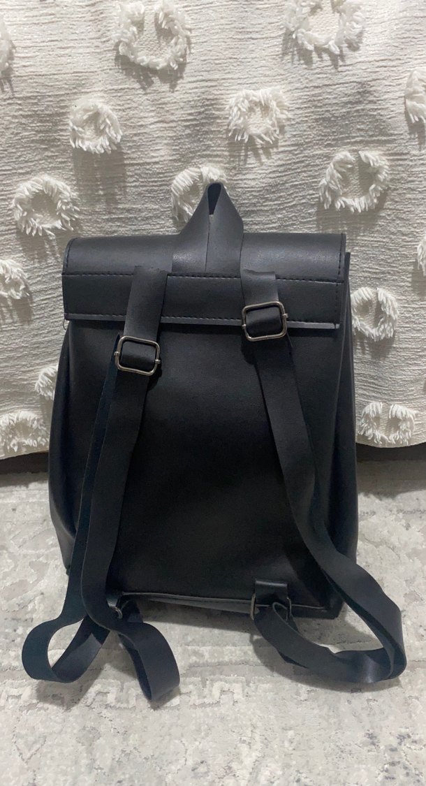 Tokalı Siyah Deri Kadın Sırt Çantası - Görsel 2