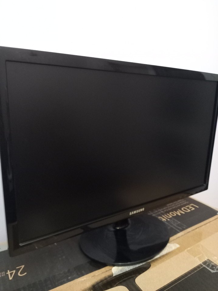 Siyah Samsung LED Monitör 22 inç - Görsel 2