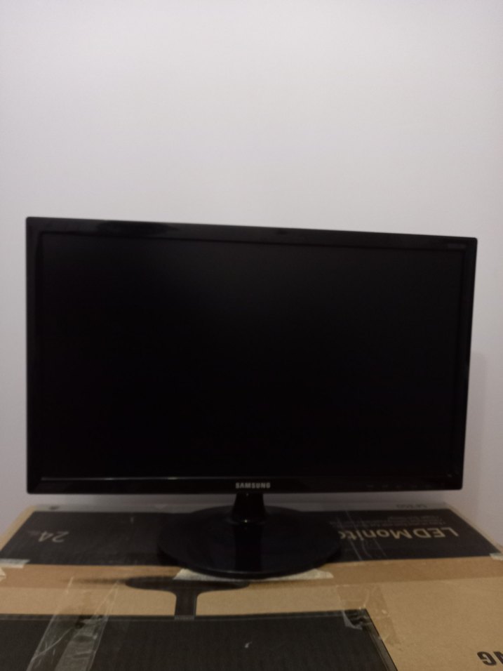 Siyah Samsung LED Monitör 22 inç - Görsel 3