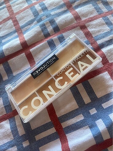 Revolution Conceal & Contour Palette