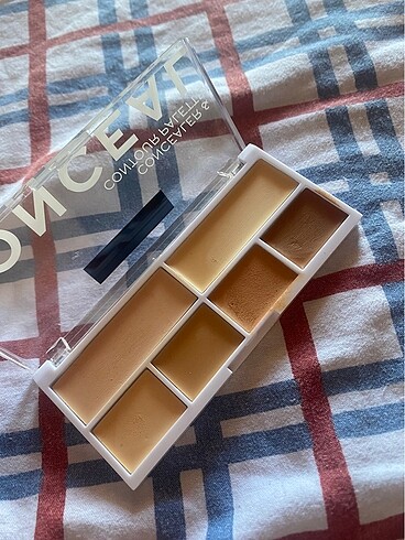 Revolution Revolution Conceal & Contour Palette