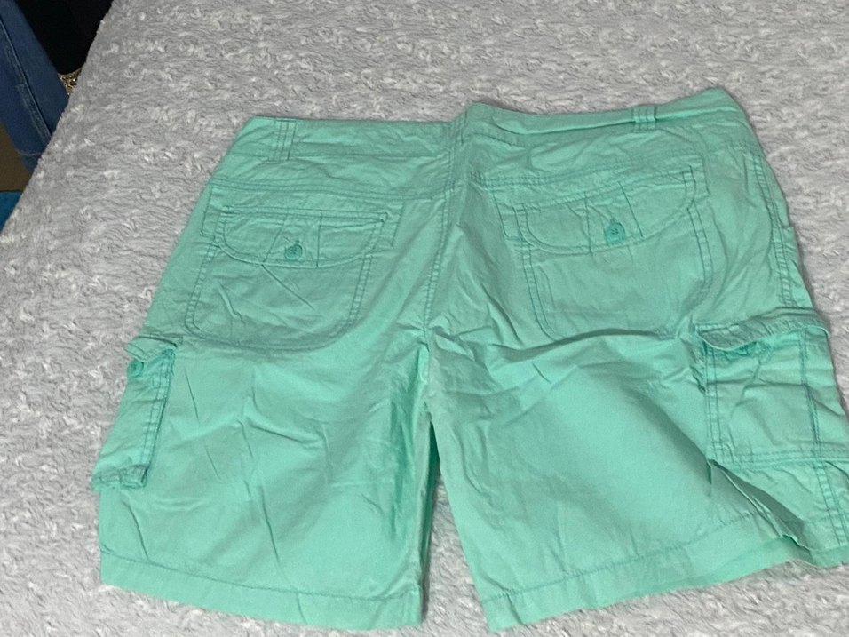 Düğmeli Yeşil Kadın Bermuda Şort - Görsel 3