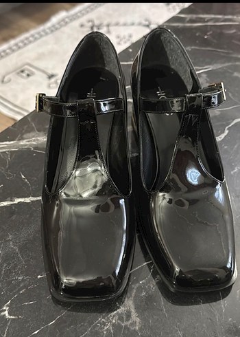 Kadın Siyah Parlak Tokalı Kalın Topuklu Ayakkabı - Görsel 4