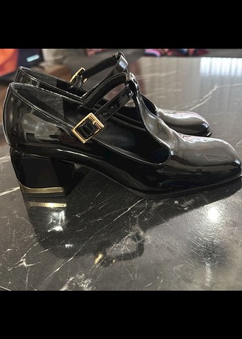 Kadın Siyah Parlak Tokalı Kalın Topuklu Ayakkabı - Görsel 2