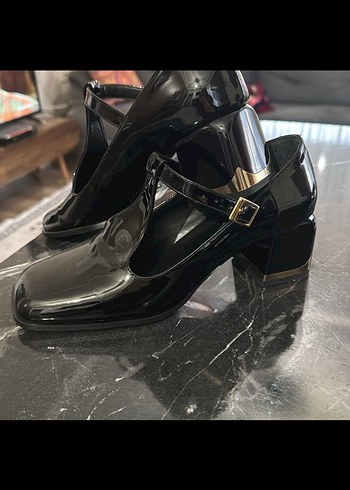 Kadın Siyah Parlak Tokalı Kalın Topuklu Ayakkabı - Görsel 3