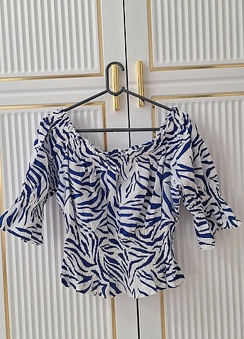 Düşük omuz detaylı beli büzgülü bluz