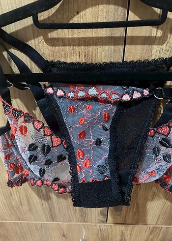 Kırmızı Nakışlı Gotik Mini Sütyen - Görsel 2