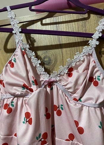 Pembe Kiraz Baskılı Midi Askılı Gecelik - Görsel 2