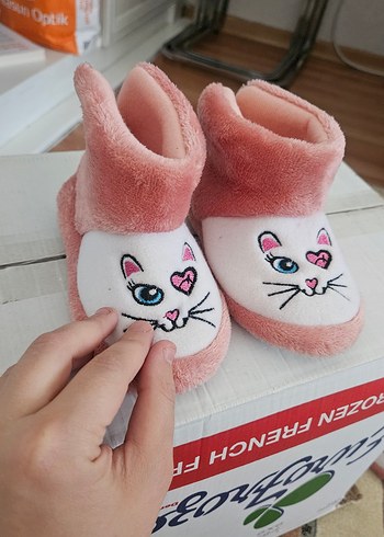 Kız Çocuk Pembe Nakışlı Sıcak Terlik