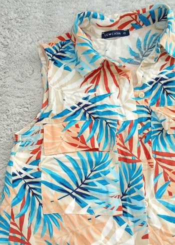 LC Waikiki Düğmeli Renkli Yaprak Desenli Kolsuz Mini Bluz omuzdan 50 cm