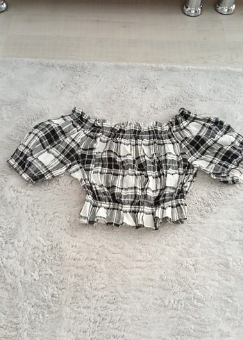 Gri Beyaz Kareli Fırfırlı Kadın Bluz boy 30cm