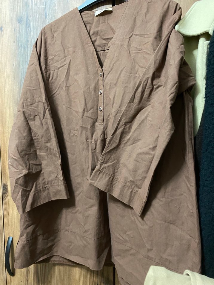 Bej V Yakalı Düğmeli  Kadın Gömlek - Görsel 5