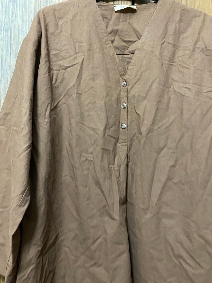 Bej V Yakalı Düğmeli  Kadın Gömlek - Görsel 3