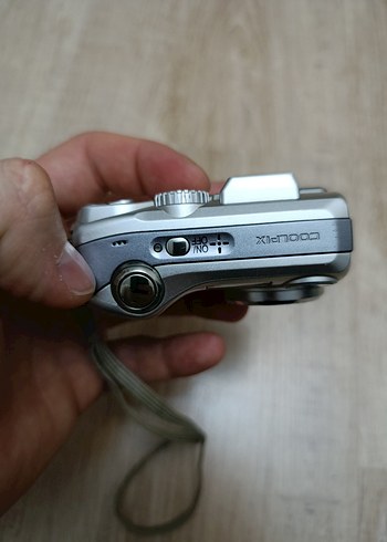 Nikon Gri Nikon Coolpix Dijital Kamera pil kapağı kirik