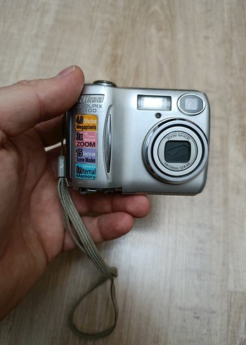 Gri Nikon Coolpix Dijital Kamera pil kapağı kirik