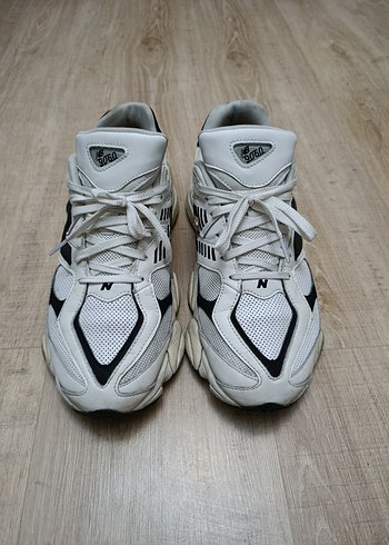 45 Beden beyaz Renk orjinal New balance 9060 trend modeli 45