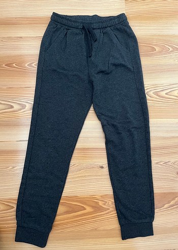 Gri ve Siyah Erkek Çocuk Rahat Eşofman Altları - Görsel 4