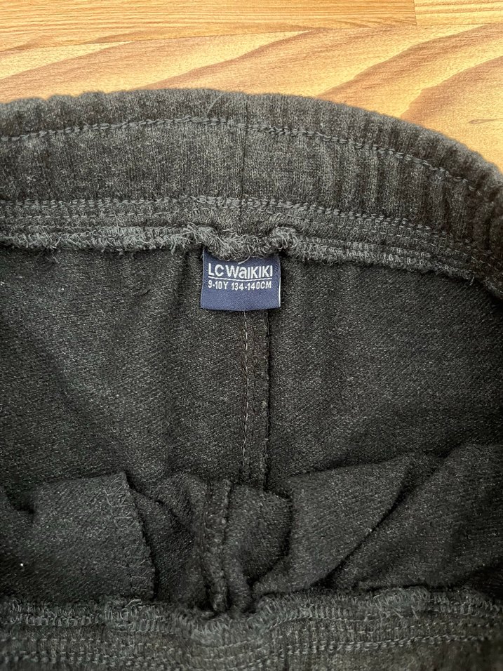 Gri ve Siyah Erkek Çocuk Rahat Eşofman Altları - Görsel 5