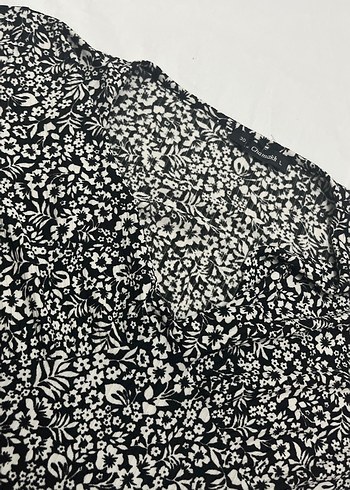 V Yaka Düğmeli Siyah Uzun Kollu Bluz - Görsel 2