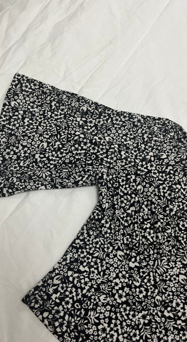 V Yaka Düğmeli Siyah Uzun Kollu Bluz - Görsel 3