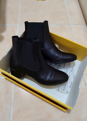 38 Beden Greyder Kadın Siyah Deri Topuklu Bot