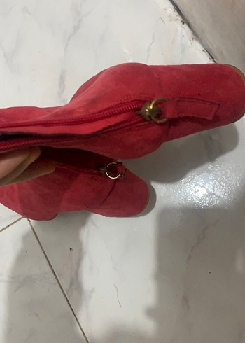 Kırmızı Süet Tokalı Kadın Bot - Görsel 3
