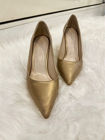 Gold stiletto