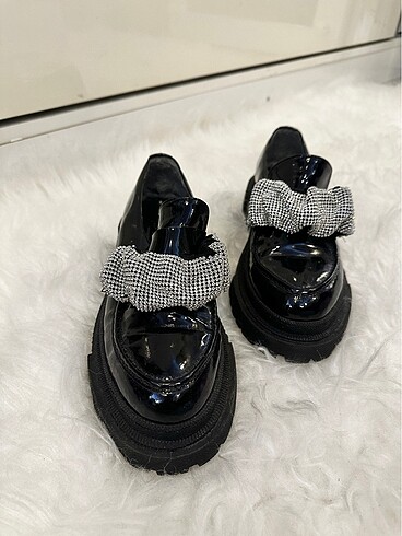Siyah taşlı loafer ?