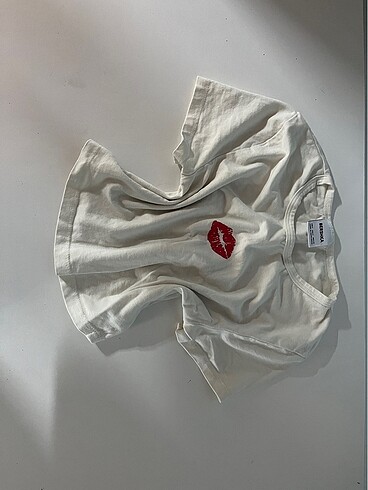 bershka babytea crop beyaz öpücüklü
