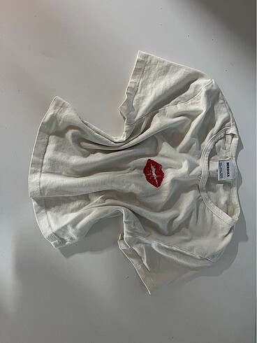 Bershka bershka babytea crop beyaz öpücüklü