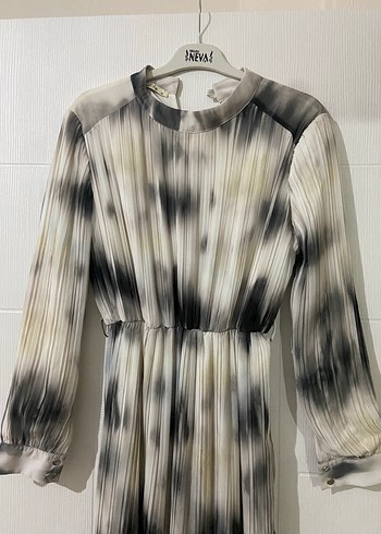 Uzun Pilaeli Gri Beyaz Kadın tesettür Elbise - Görsel 2