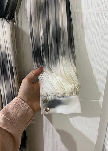 Uzun Pilaeli Gri Beyaz Kadın tesettür Elbise - Görsel 3