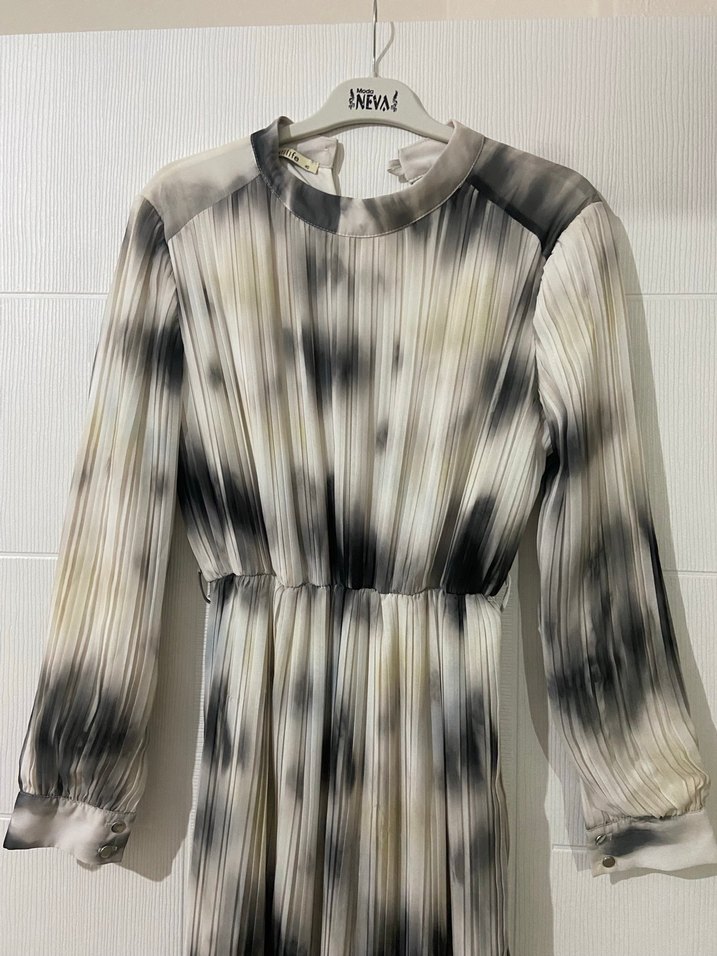 Uzun Pilaeli Gri Beyaz Kadın tesettür Elbise - Görsel 2