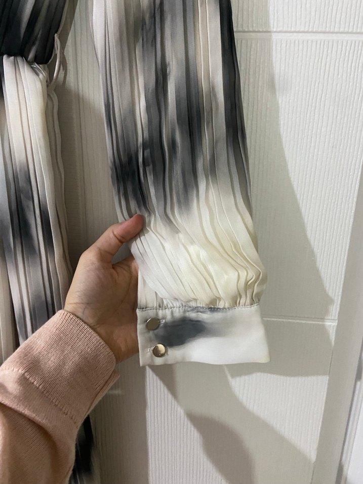 Uzun Pilaeli Gri Beyaz Kadın tesettür Elbise - Görsel 3