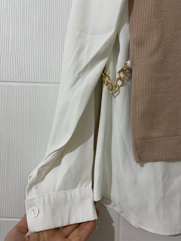 Zincir Detaylı Bej Kadın Bluz - Görsel 3