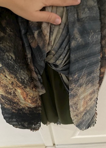 Kahverengi Piliseli Uzun Bağlama Desenli tesettür Elbise - Görsel 4