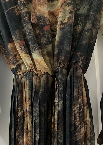 Kahverengi Piliseli Uzun Bağlama Desenli tesettür Elbise - Görsel 3