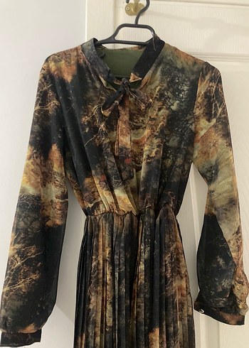 Kahverengi Piliseli Uzun Bağlama Desenli tesettür Elbise - Görsel 2