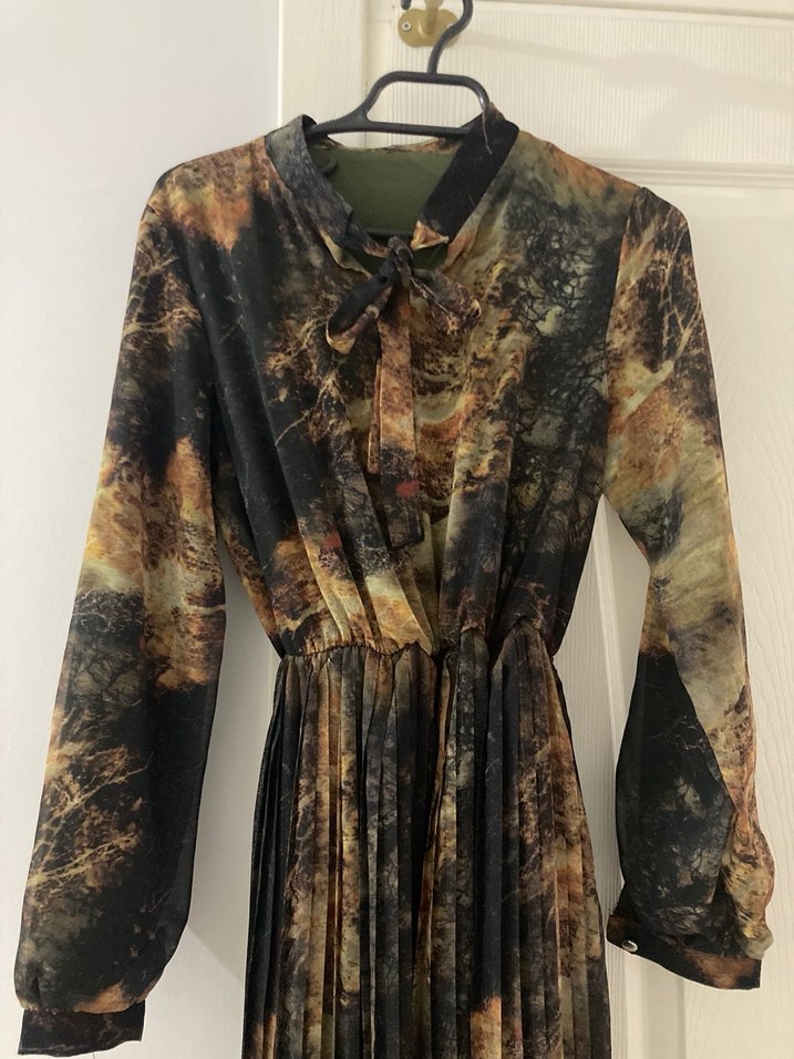 Kahverengi Piliseli Uzun Bağlama Desenli tesettür Elbise - Görsel 2