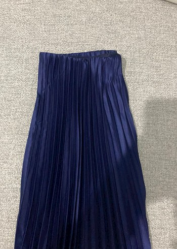 Parlak saten Mavi Pileli Uzun Kadın Etek tesettür 
Henza - Görsel 3