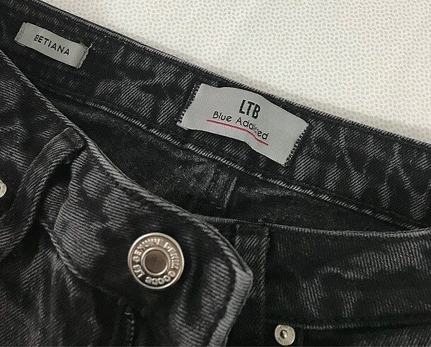 34 Beden Ayak bileği yırtmaçlı siyah kot pantolon
